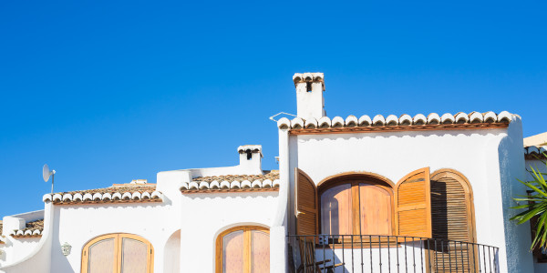 Pintar Fachadas de Casas Unifamiliares / Chalets Arrecife · Pinturas para Pintado de Fachadas Metálicas o de Hormigón